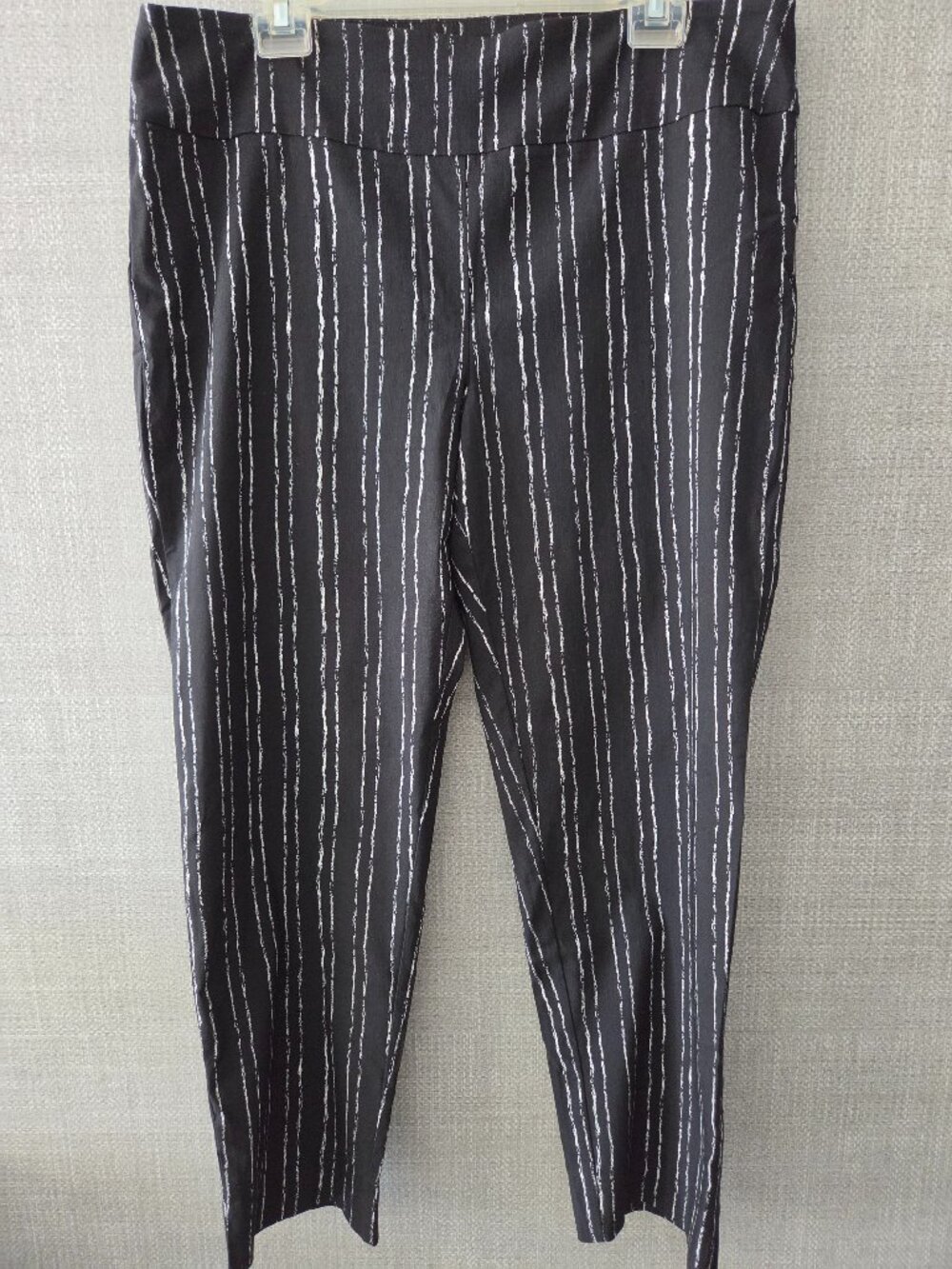 Zack & Rachel black and white pull-on stretch ankle pants size 16.